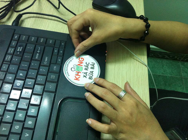 Công[-]ty[-]Success[-]Sofware[-]Service[-]ủng[-]hộ[-]dán[-]stcker[-]"Không[-]xả[-]rác[-]bừa[-]bãi"